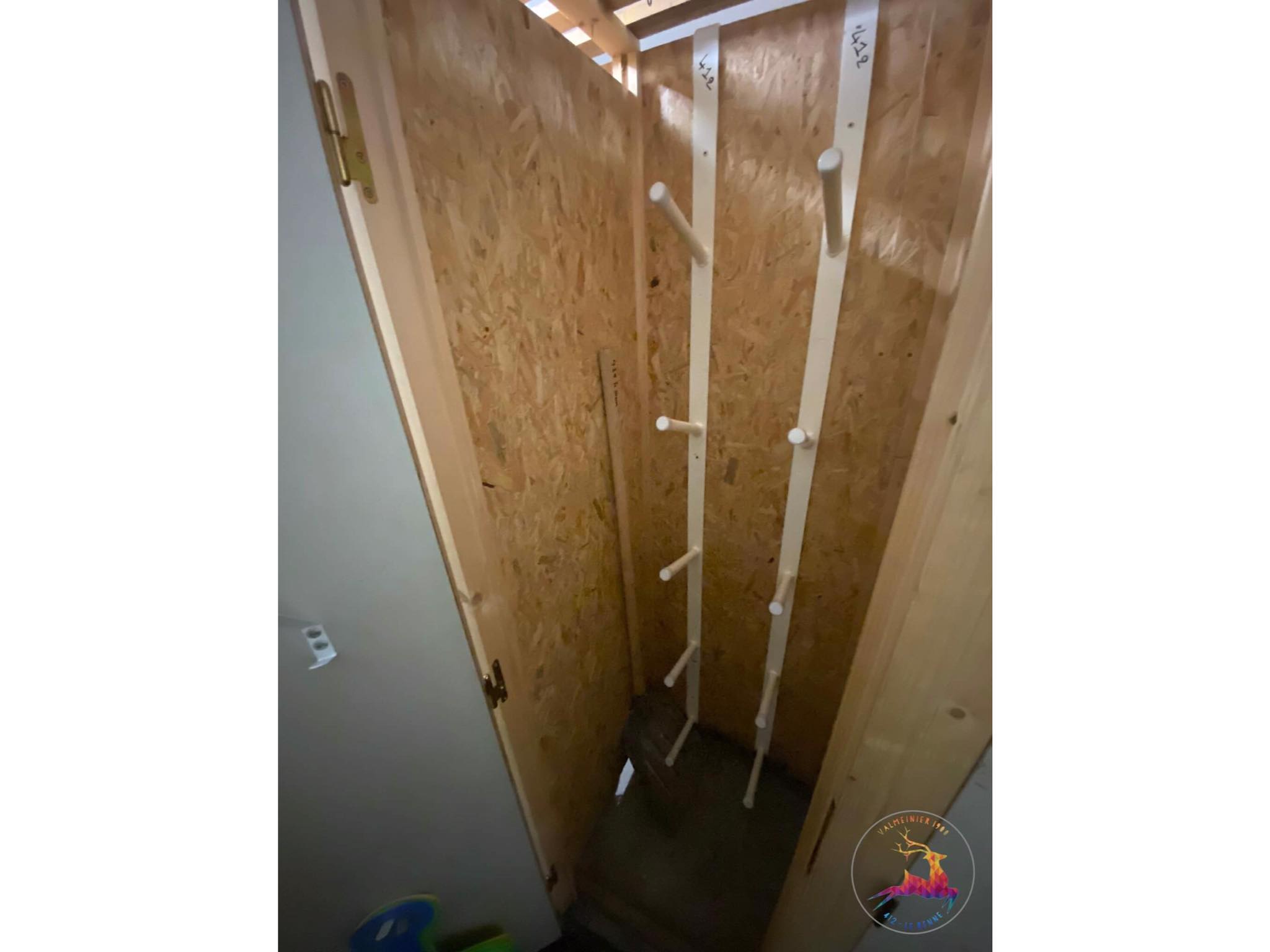 Casier à skis aménagé et sécurisé